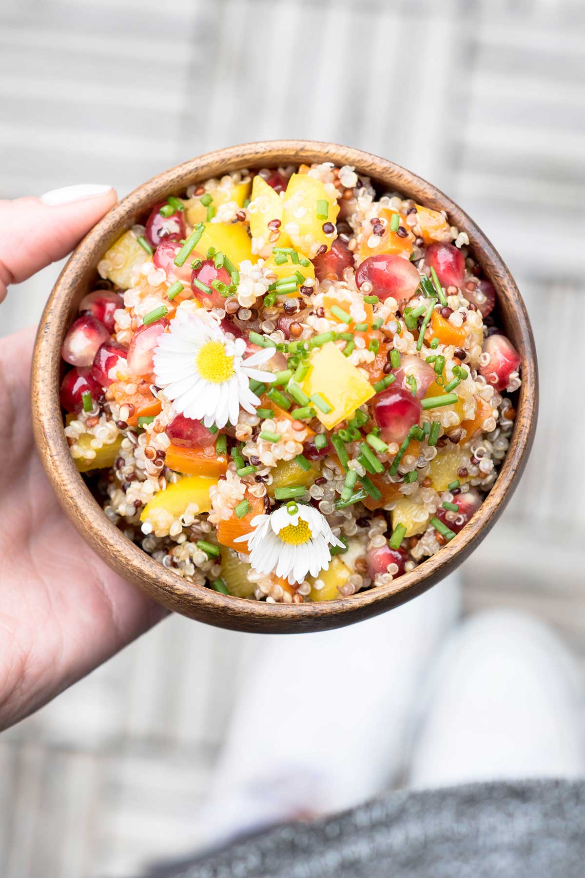 Sommerlicher Quinoa Salat in brauner Schüssel mit Granatapfel