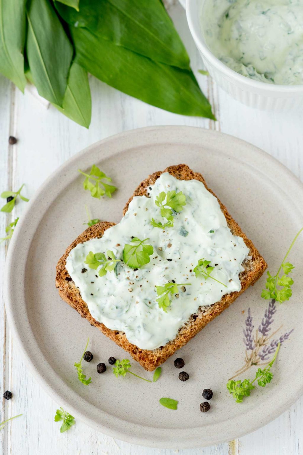 Bärlauchquark selber machen - einfaches Rezept mit frischem Bärlauch Bärlauchquark selber machen - einfaches Rezept mit frischem Bärlauch