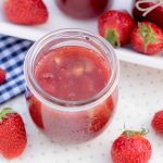 Erdbeermarmelade im Glas mit Erdbeeren