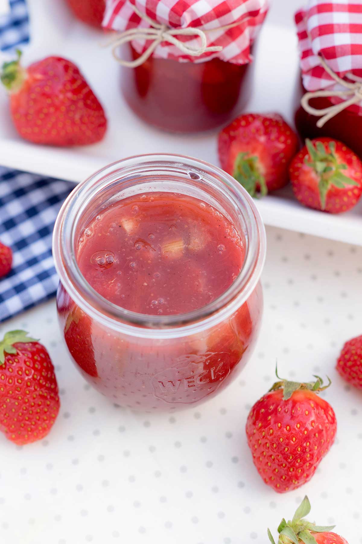 Erdbeermarmelade im Glas mit Erdbeeren