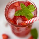 Erdbeer-Eistee im Glas mit Strohhalm