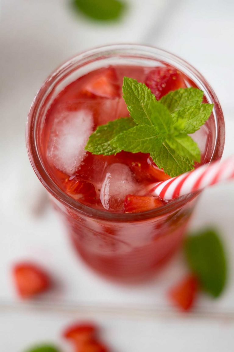 Erdbeer-Eistee im Glas mit Strohhalm