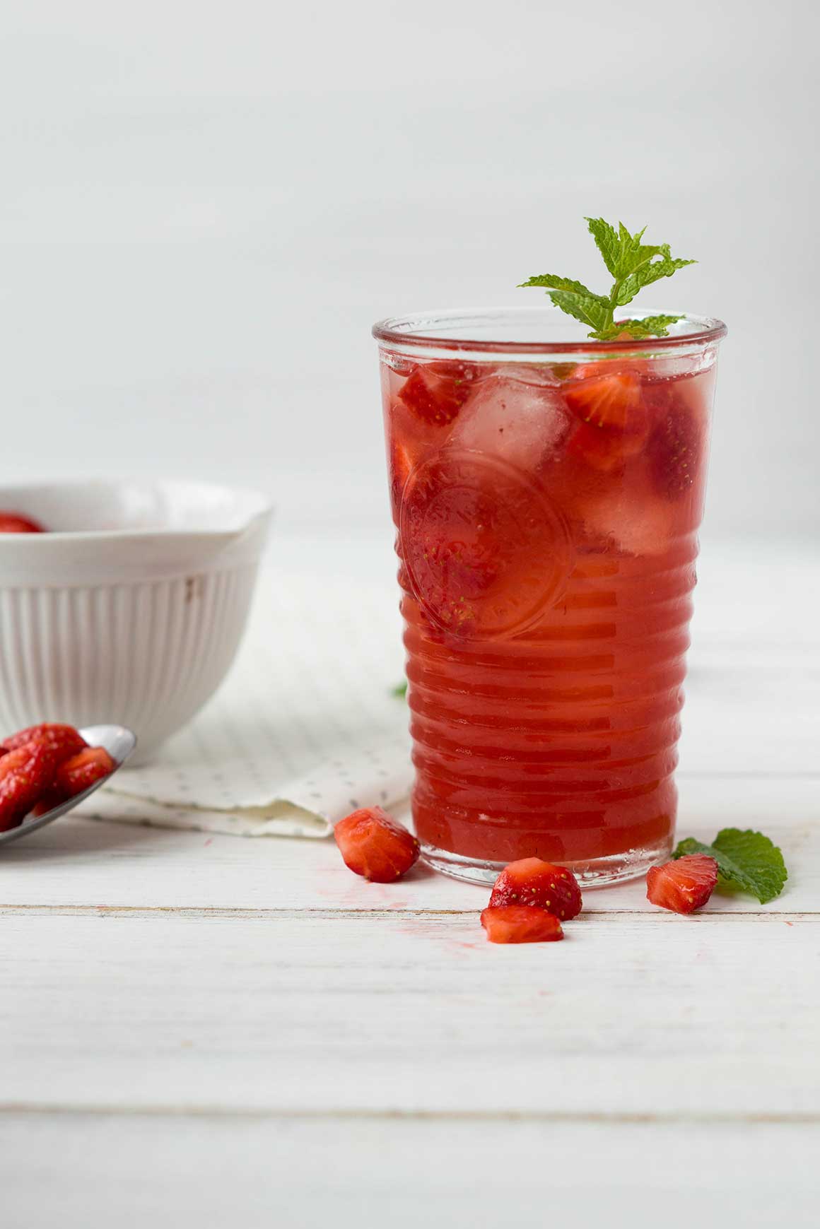 Erdbeer-Eistee im Glas mit Eiswürfeln