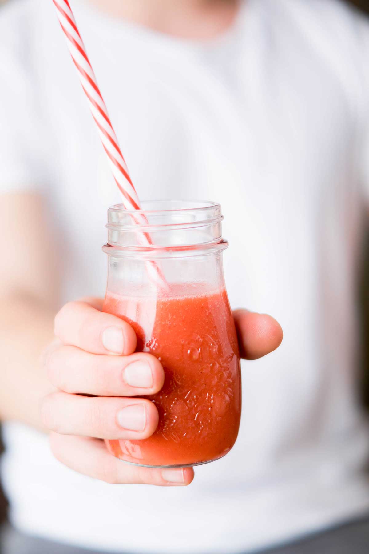 vegane Erdbeermilch im Glas mit Strohhalm