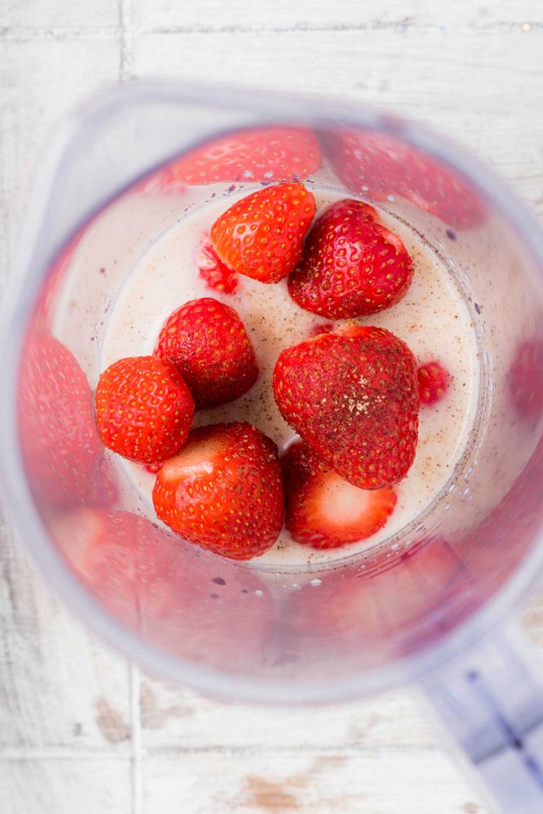 Vegane Erdbeermilch selber machen - zuckerreduziertes Rezept