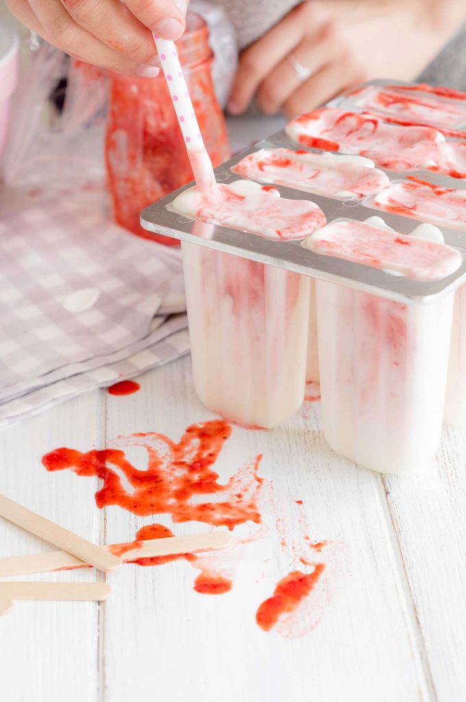 Eisform mit Joghurtmasse und Erdbeerpüree