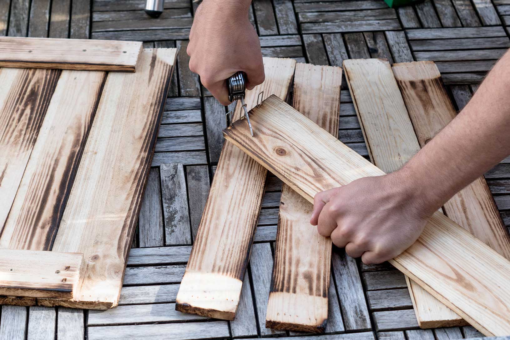 Nägel aus Holzbrettern entfernen