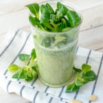Grüner Salat in einem Becher