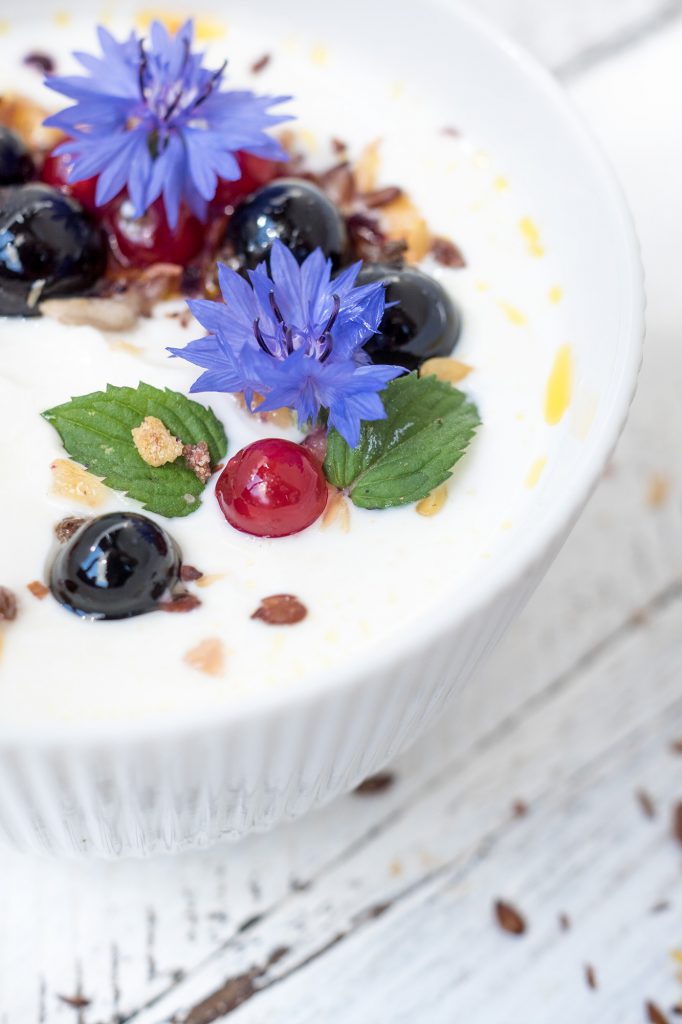 Gesunder Joghurt mit Früchten zum Frühstück