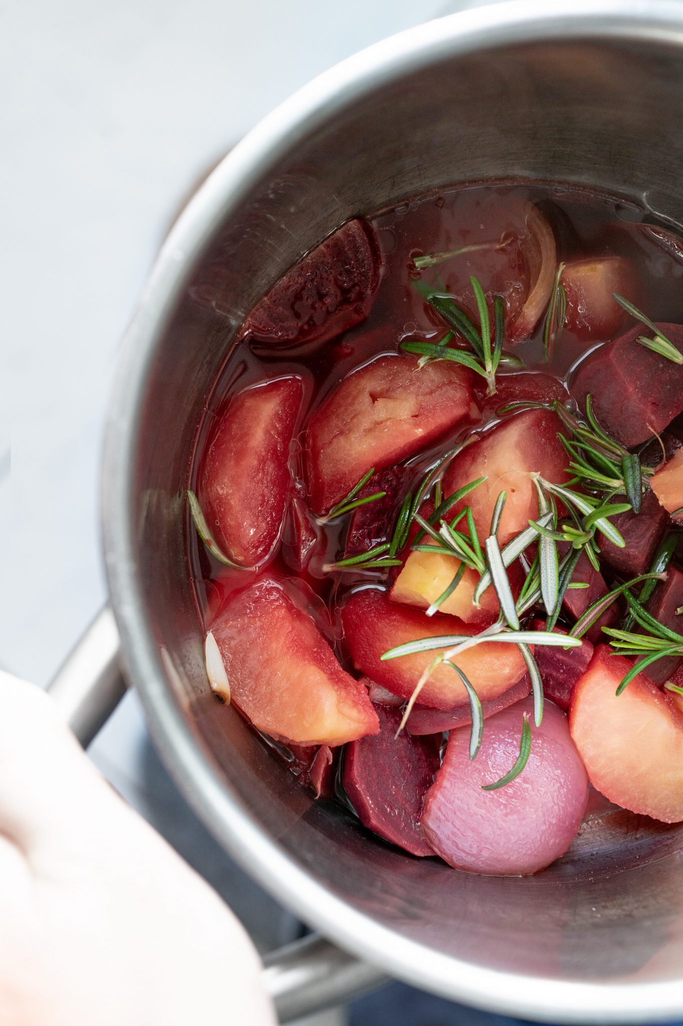 Rote Beete Apfel Suppe - schnelles Rezept mit Rosmarin