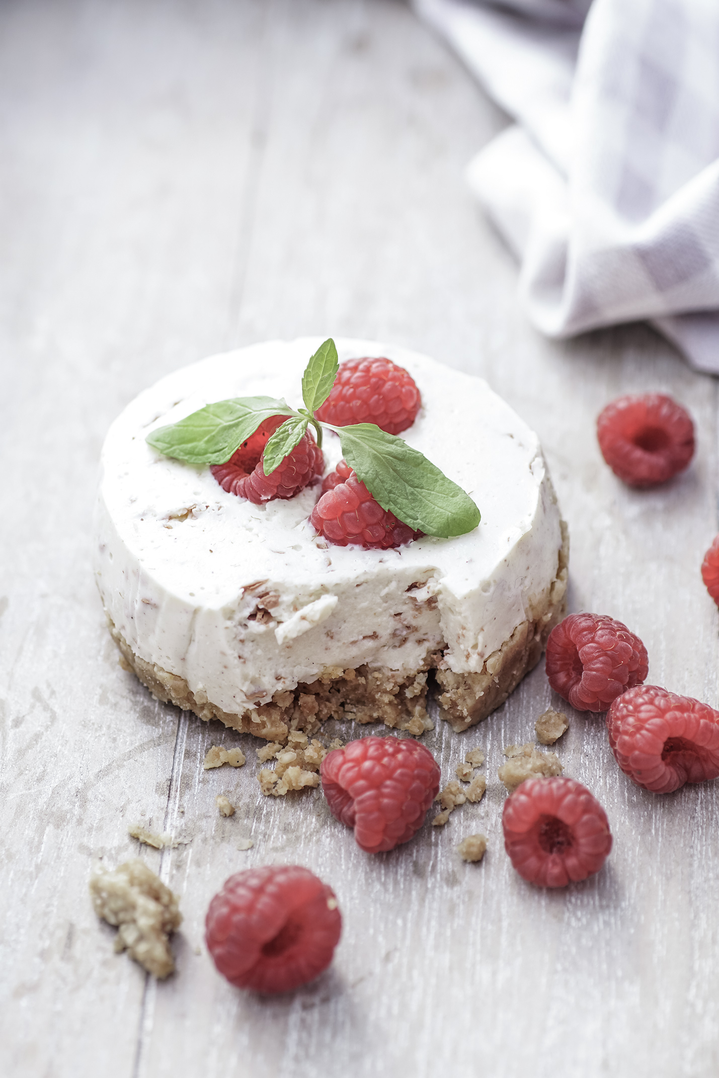 Quarktorte mit Keksboden und Himbeeren