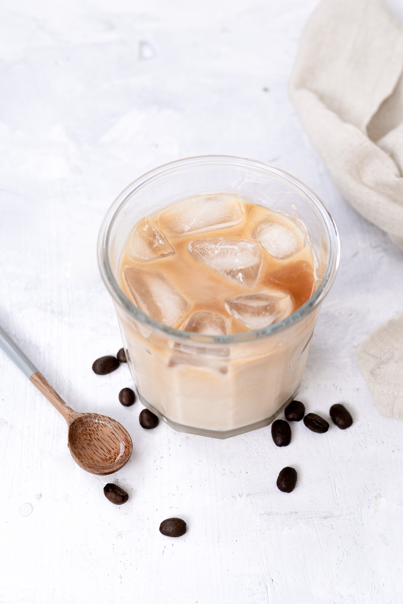 Eiskaffee in einem Glas mit Eiswürfeln